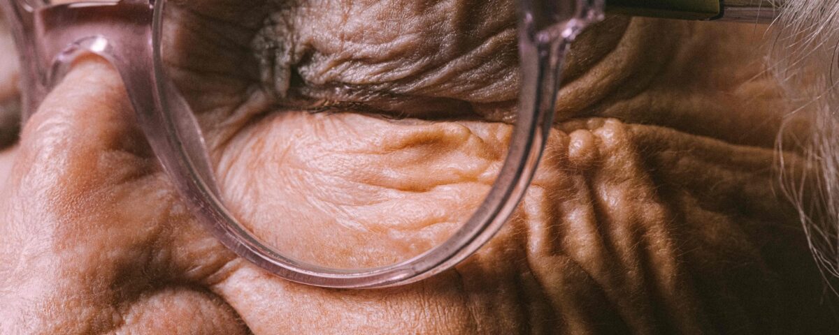 Lachende oudere vrouw met bril close-up
