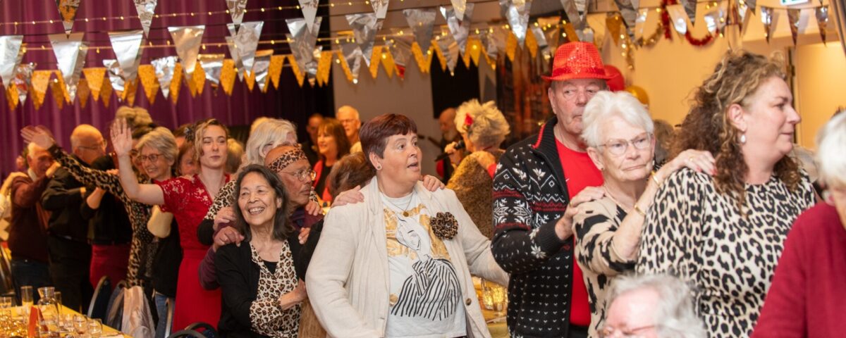 Groep mensen in feestelijke ruimte polonaise