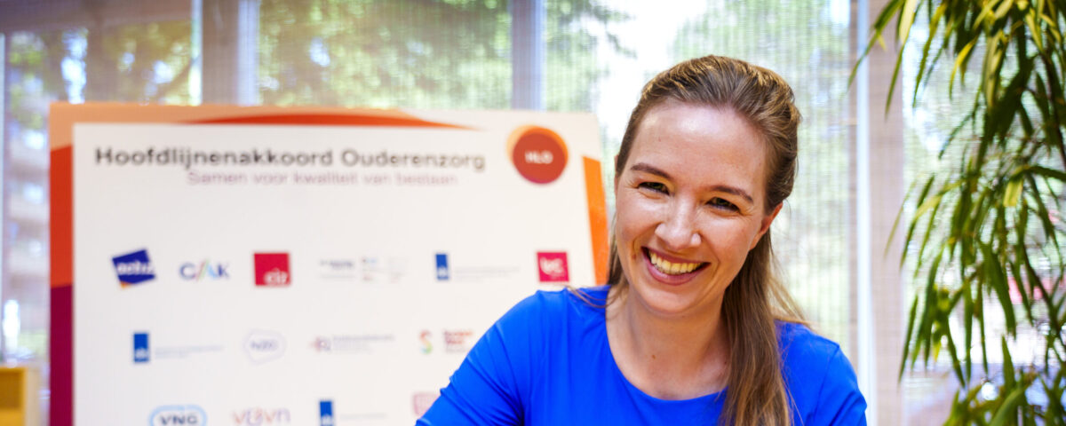 Vrouw aan tafel aan het ondertekenen