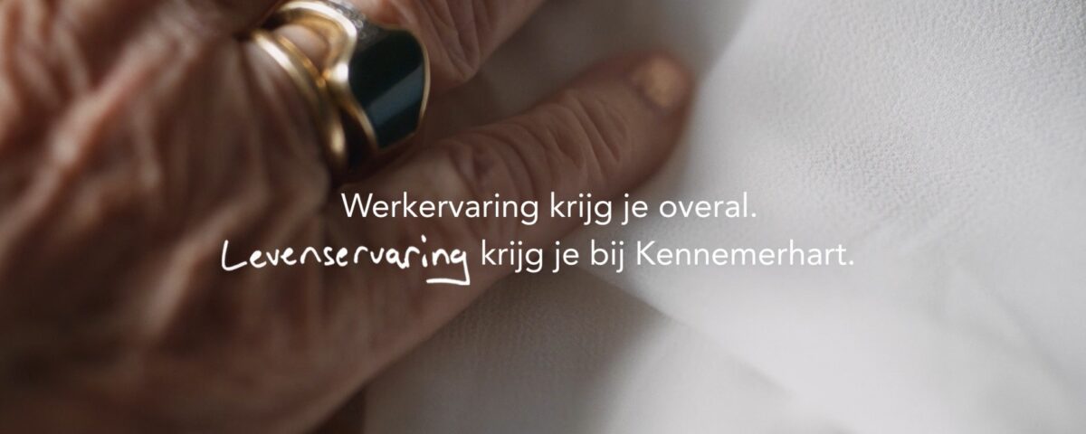 Hand van oudere vrouw met tekst 'Werkervaring krijg je overal. Levenservaring krijg je bij Kennemerhart.