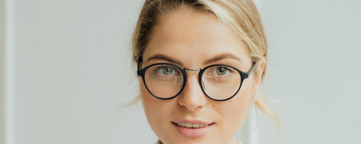 Vrouw in zorgjasje met stethoscoop