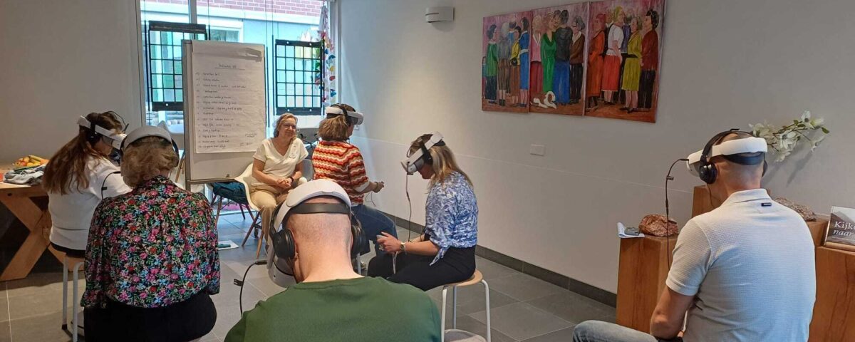 Groep mensen in ruimte met VR-bril
