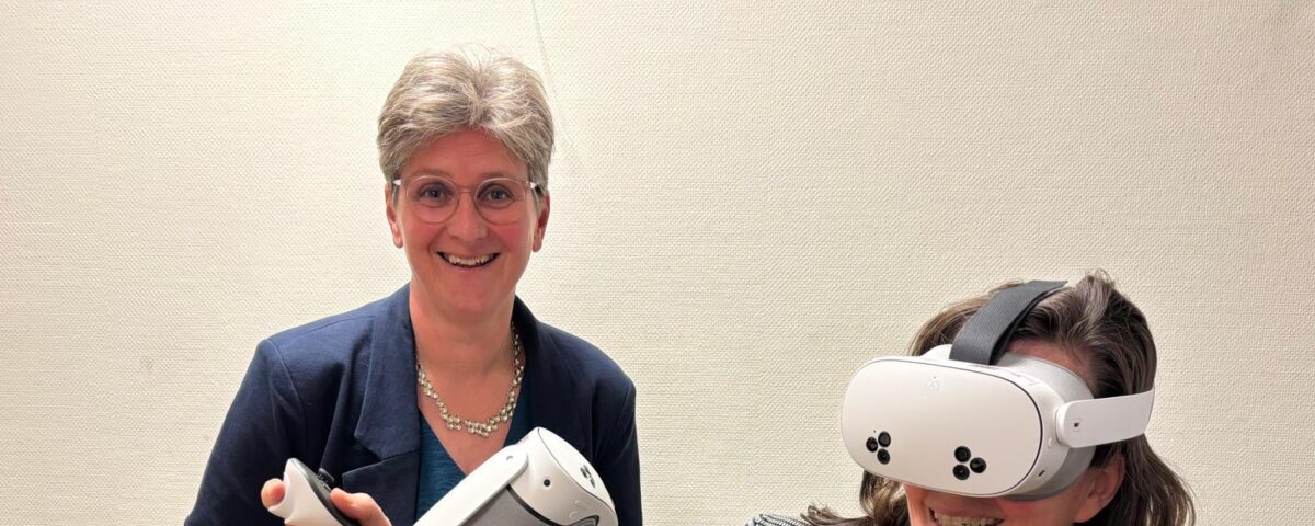 Twee vrouwen met VR bril