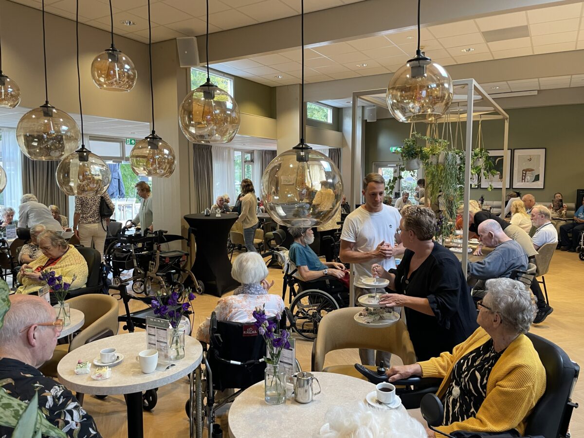 Groep mensen in restaurant
