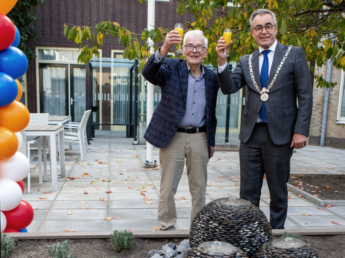 Twee mannen proosten buiten