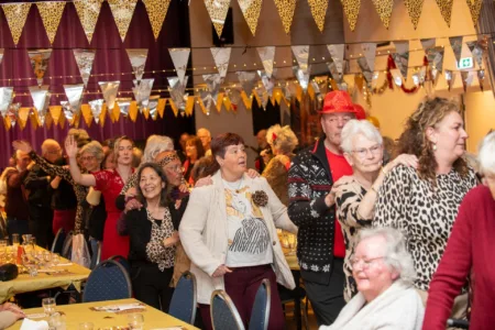 Groep mensen in feestelijke ruimte polonaise