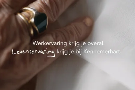 Hand van oudere vrouw met tekst 'Werkervaring krijg je overal. Levenservaring krijg je bij Kennemerhart.