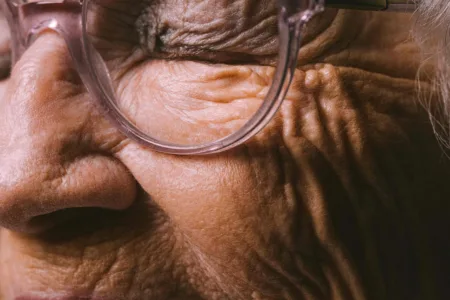 Lachende oudere vrouw met bril close-up