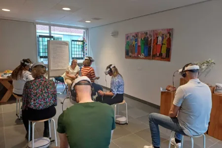 Groep mensen in ruimte met VR-bril