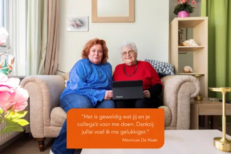 Cliënt en collega samen op de bank met tablet