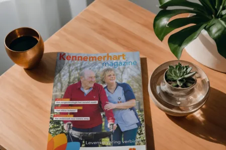 Magazine op tafel met plantje ernaast