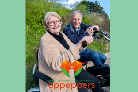 Cliënt en vrijwilliger op de duo-fiets
