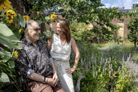 Twee mensen samen bij tuin in bloei