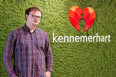 Collega met logo Kennemerhart