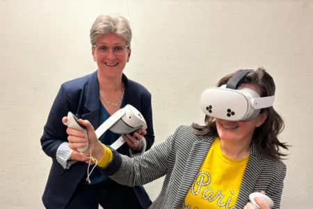Twee vrouwen met VR bril