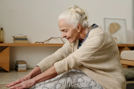 Oudere vrouw aan het rekken