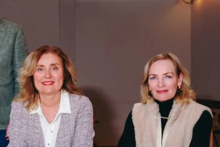 Twee vrouwen aan tafel