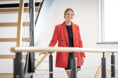Vrouw bij trap