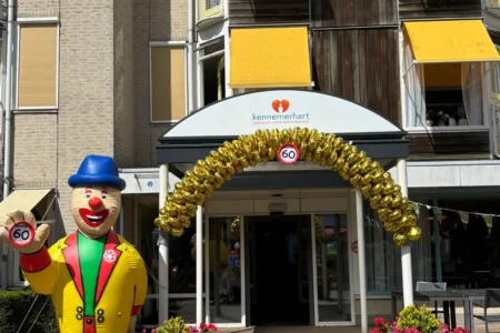 Gebouw De Rijp Kennemerhart met feestelijke boog