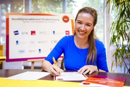 Vrouw aan tafel aan het ondertekenen