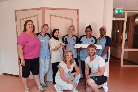 Groep collega's van Kennemerhart in gang van verpleeghuis