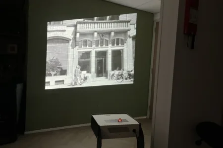 Een geprojecteerde zwart-witafbeelding op een muur