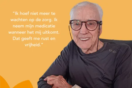 Oudere man met bril poseert