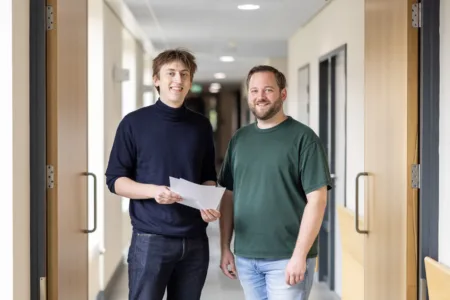 Twee collega's in de gang van een verpleeghuis