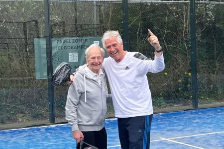 Twee heren op de padelbaan