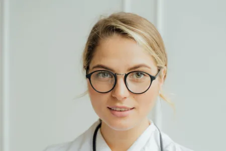 Vrouw in zorgjasje met stethoscoop