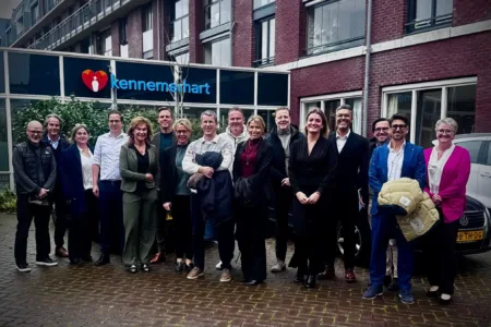Groep mensen voor gebouw van Kennemerhart