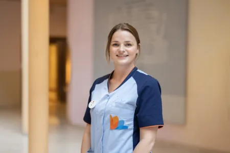 Collega van Kennemerhart in de gang van een verpleeghuis