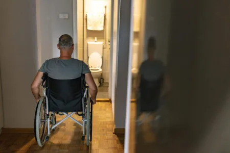 Man in rolstoel in woning
