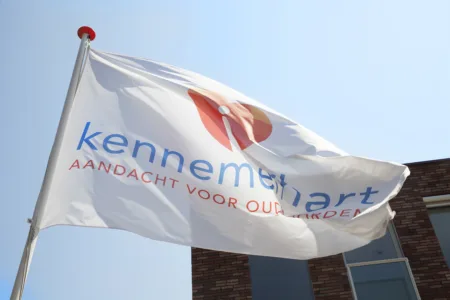 Wapperende vlag Kennemerhart