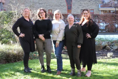 5 collega's samen buiten
