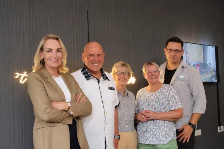 Groepsfoto met 5 mensen
