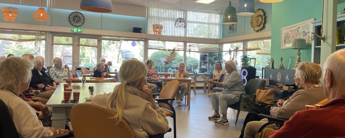 Bezoekers luisteren tijdens de Nationale Voorleeslunch bij Juttershart in Zandvoort.