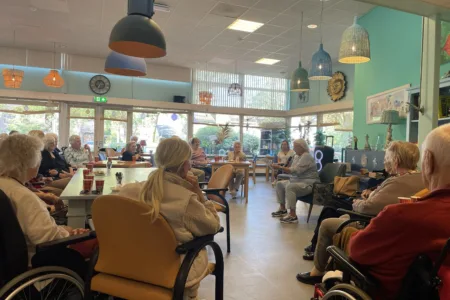 Bezoekers luisteren tijdens de Nationale Voorleeslunch bij Juttershart in Zandvoort.